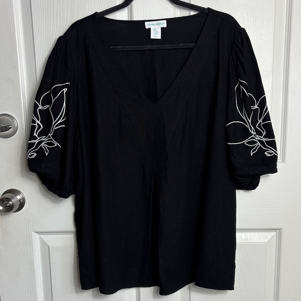 New Cynthia Rowley black linen blend V-neck blouse  embroidered sleeve size 3X